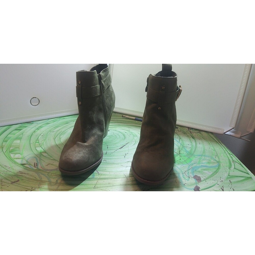 built for whatever Mother Nature throws your way. These green rubber boots featu